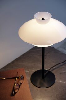 Dyberg Larsen Valby Tischleuchte opal schwarz