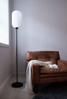 Dyberg Larsen Riflet Stehleuchte opal schwarz