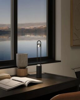 Newdes Minimal Akku LED Tischleuchte schwarz rosegold